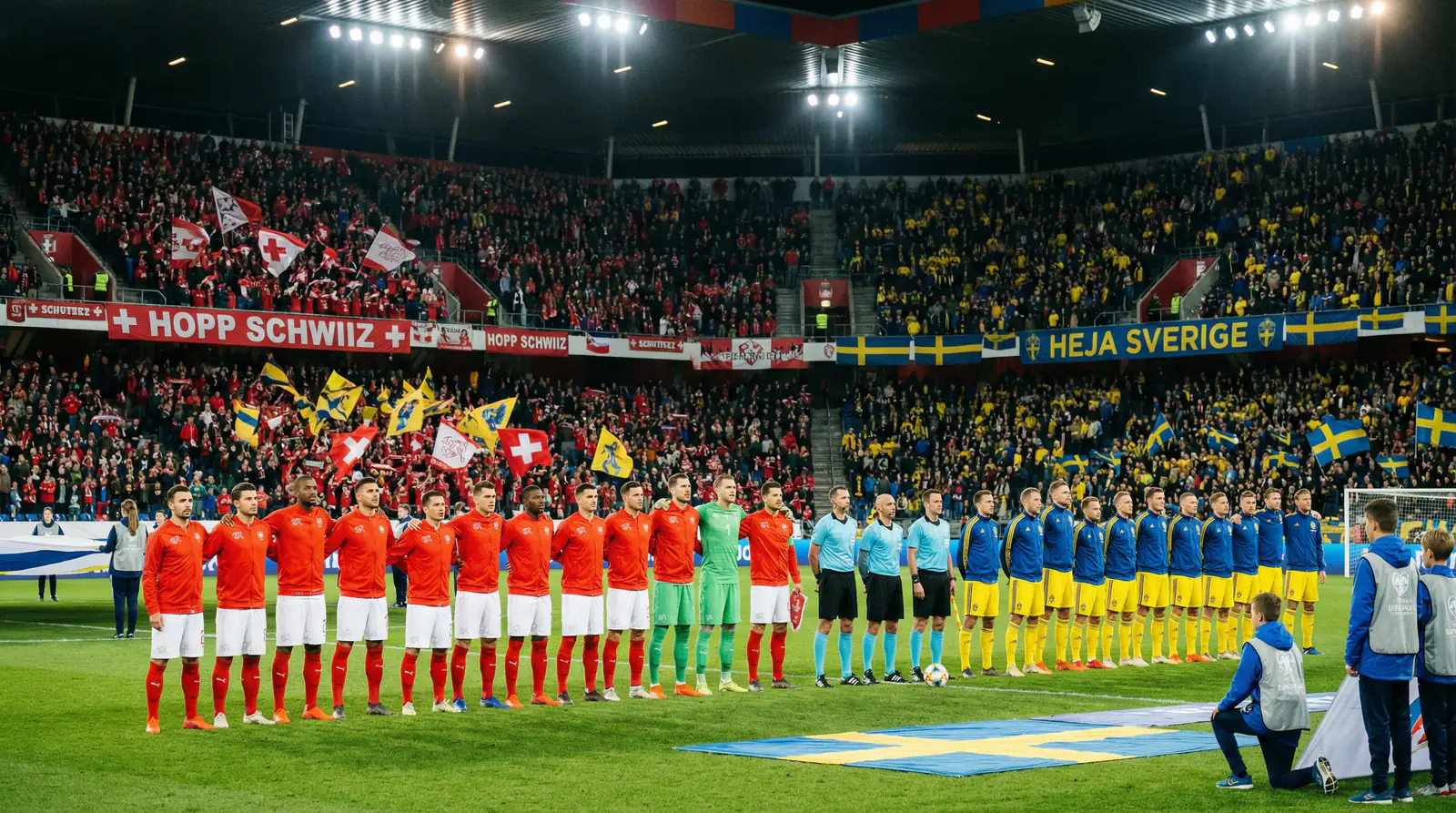 Jalkapallomaajoukkueet rivissä ennen MM-kisojen ottelua